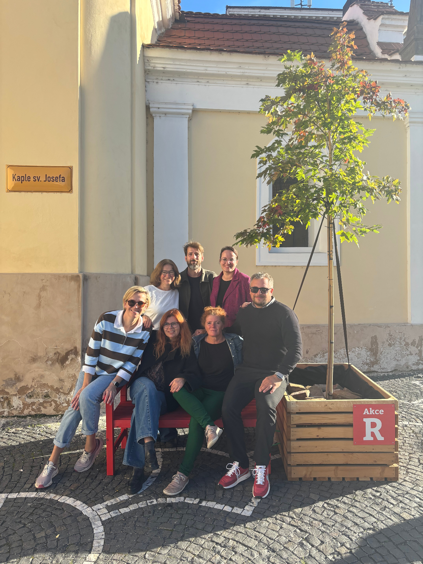 Kandidáti Akce R na lavičce u kaple sv. Josefa